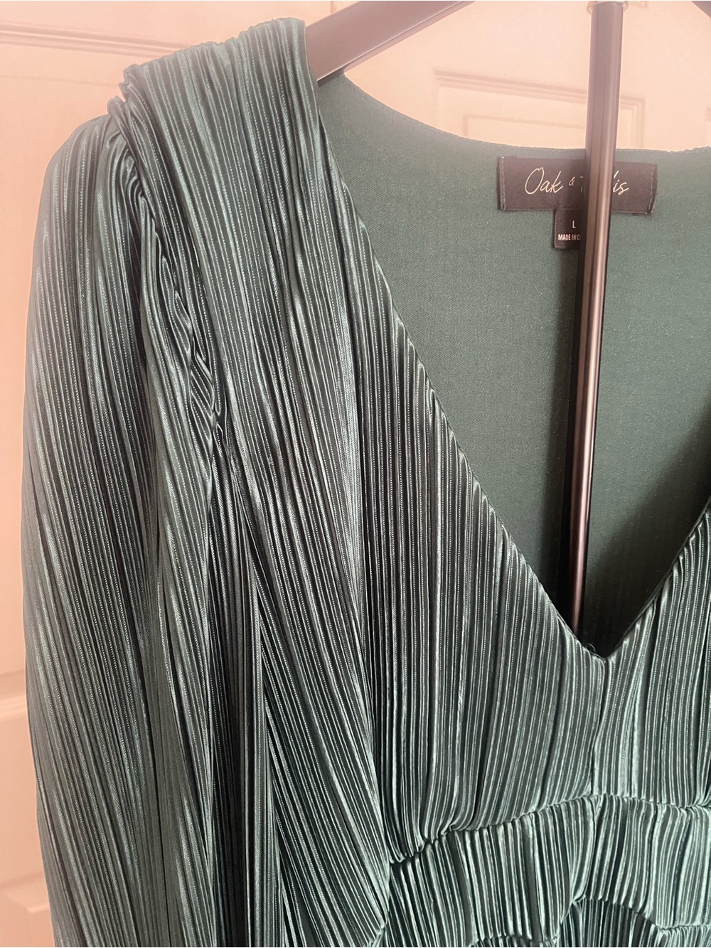 Oak & Trellis Forest Green Pleated V-Neck Long Sleeve Dress - Picture 2 of 4